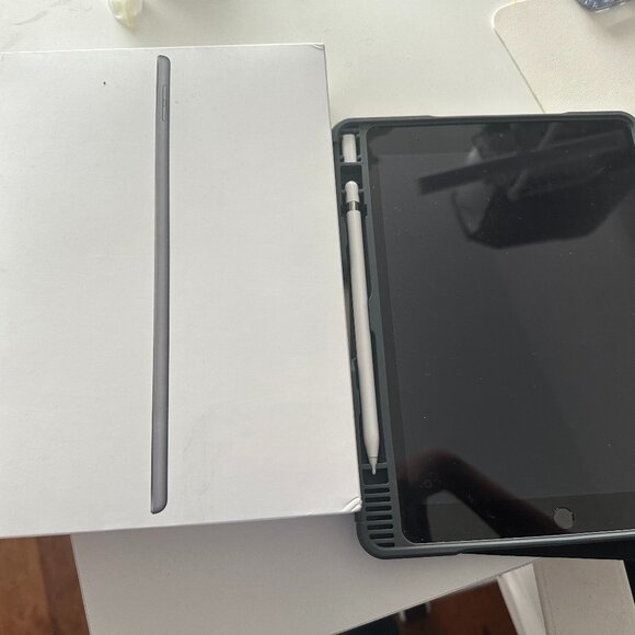 iPad 8th Gen + Apple Pencil - Picture 1 of 3